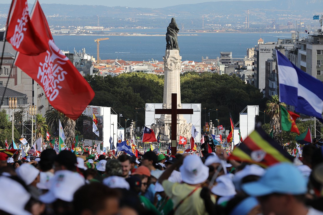 Peregrinos se reúnen antes de la Misa de apertura de la Jornada Mundial de la Juventud en el Parque Eduardo VII de Lisboa, Portugal, 1 de agosto de 2023. (Foto OSV/Bob Roller)