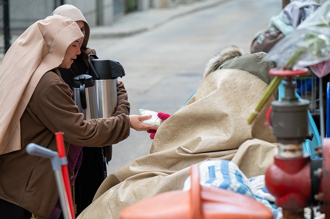 UPDATED: Las Hermanas Pobres de Jesucristo distribuyen alimentos y conversan con personas sin hogar en las calles del centro de Baltimore el 3 de mayo de 2023. (Foto OSV News/Kevin J. Parks, Catholic Review)