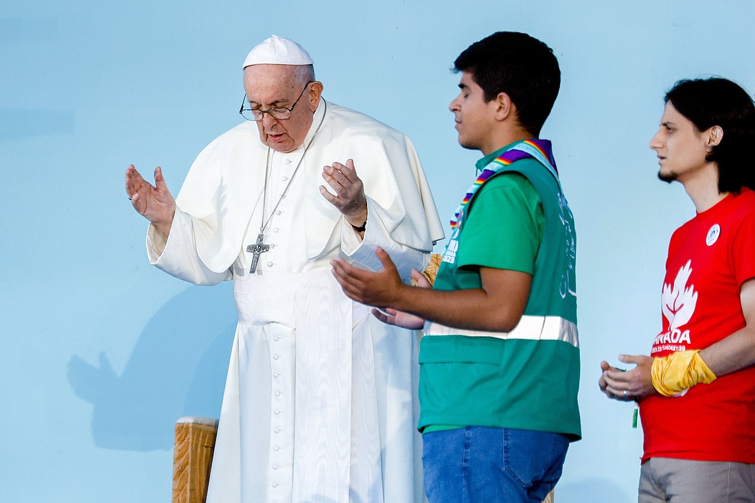 El Papa Francisco y jóvenes recitan el Padre Nuestro al final de la ceremonia de bienvenida de la Jornada Mundial de la Juventud en el Parque Eduardo VII en Lisboa, Portugal, el 3 de agosto de 2023. Foto CNS/Lola Gomez
