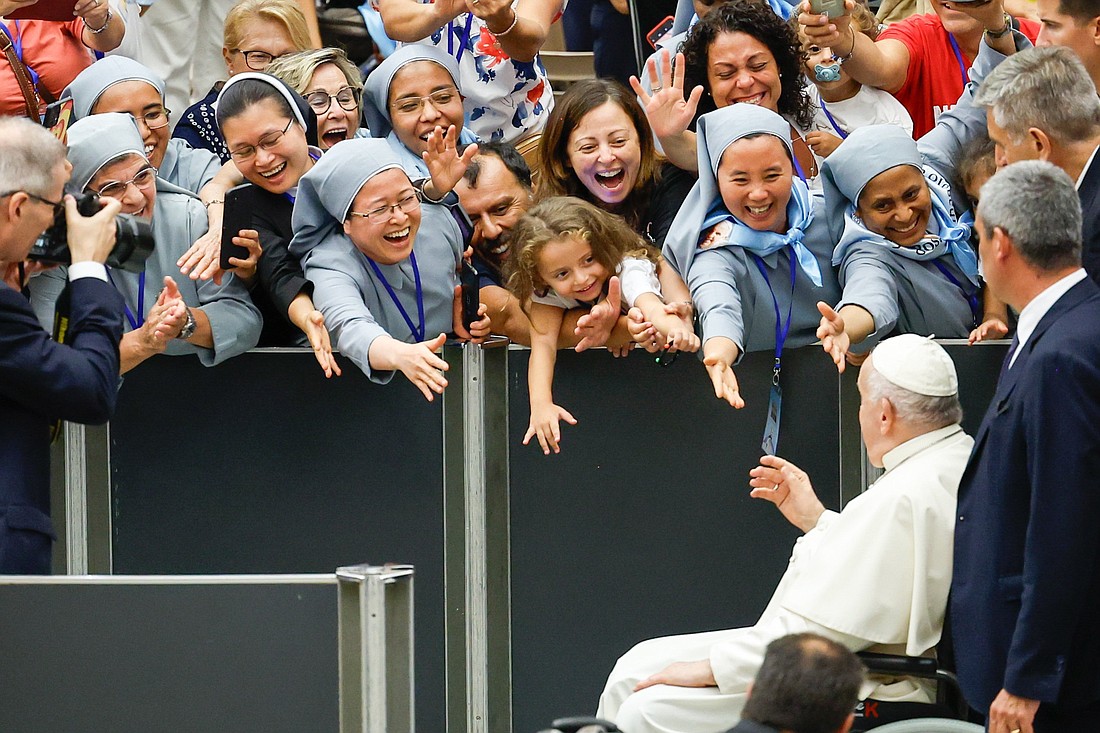 El Papa Francisco saluda a miembros de las Hermanas Discípulas de Jesús Eucarístico y a sus colaboradores al final de una reunión en el Aula de Audiencias Pablo VI en el Vaticano el 25 de agosto de 2023. (Foto CNS/Lola Gomez)