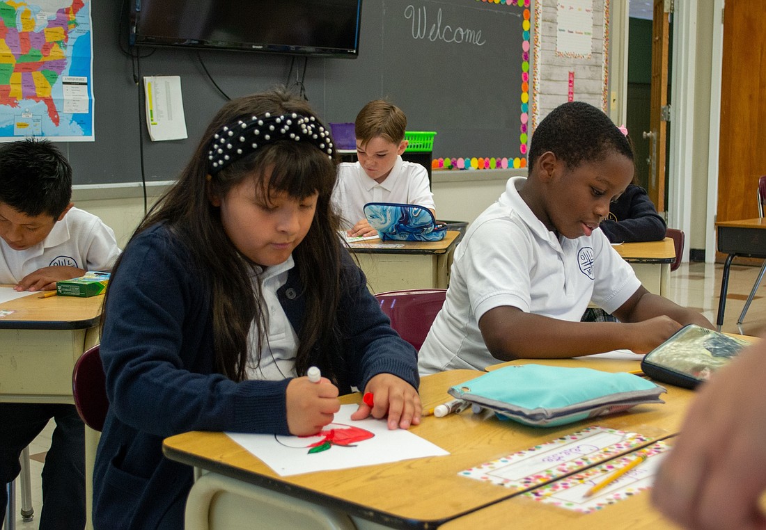 Estos estudiantes de la escuela Nuestra Señora de Monte Carmelo, Asbury Park, ya están trabajando duro el 30 de agosto, el primer día de clases. Foto de Facebook