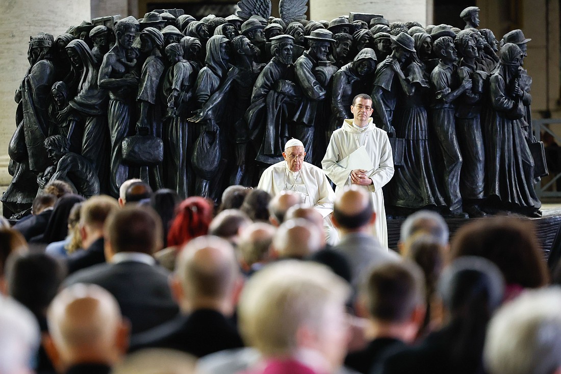 El Papa Francisco comparte un momento de silencio con los miembros de la asamblea del Sínodo de los Obispos al final de una oración por los migrantes y refugiados en la Plaza de San Pedro del Vaticano el 19 de octubre de 2023. El servicio tuvo lugar en torno a "Angels Unawares", una escultura del canadiense Timothy Schmalz, que representa una barca con 140 figuras de migrantes de diversos periodos históricos y varias naciones. (Foto CNS/Lola Gómez)