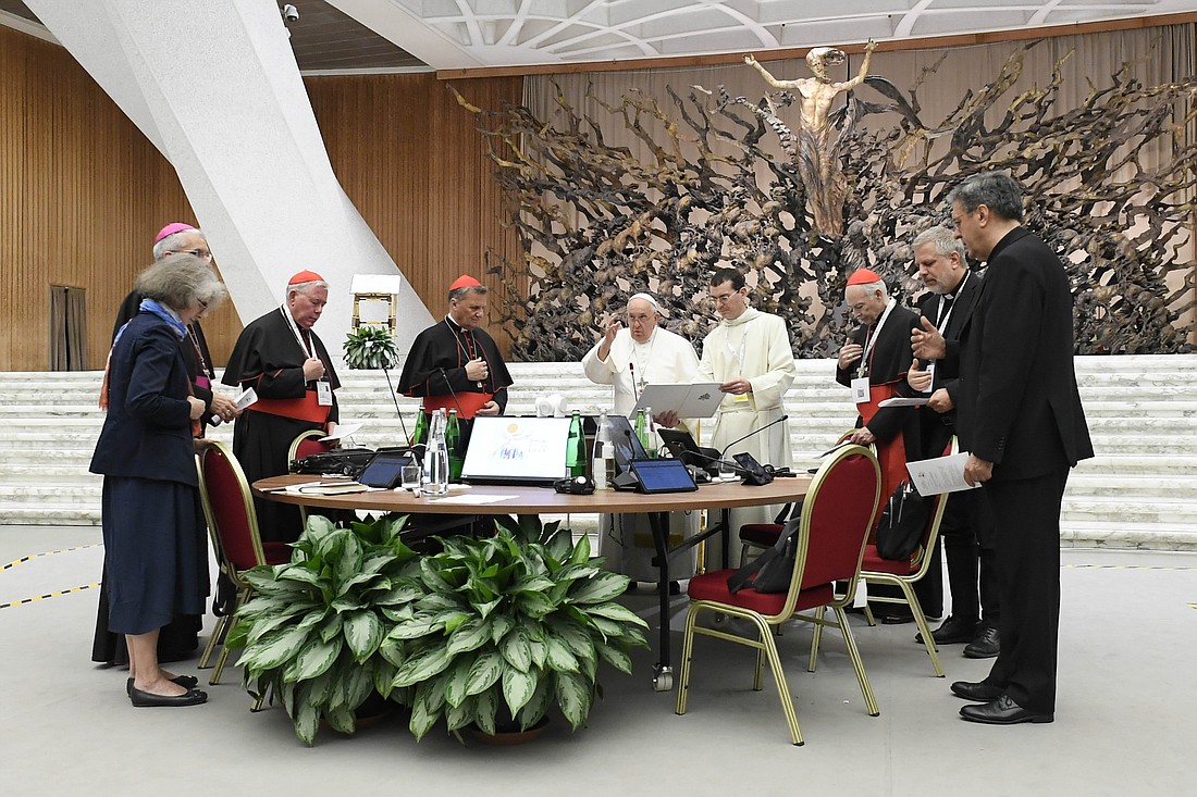 El Papa Francisco da su bendición al concluir la asamblea de la última sesión de trabajo del Sínodo de los Obispos, el 28 de octubre de 2023, en el Aula Pablo VI del Vaticano. (CNS photo/Vatican Media)