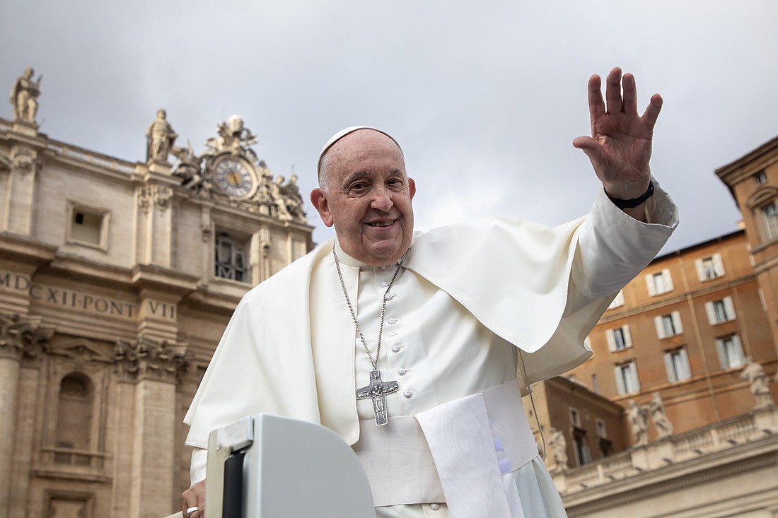 El Papa Francisco saluda a los visitantes desde el papamóvil antes de su audiencia general semanal en la Plaza de San Pedro del Vaticano el 15 de noviembre de 2023. (Foto de CNS/Pablo Esparza)