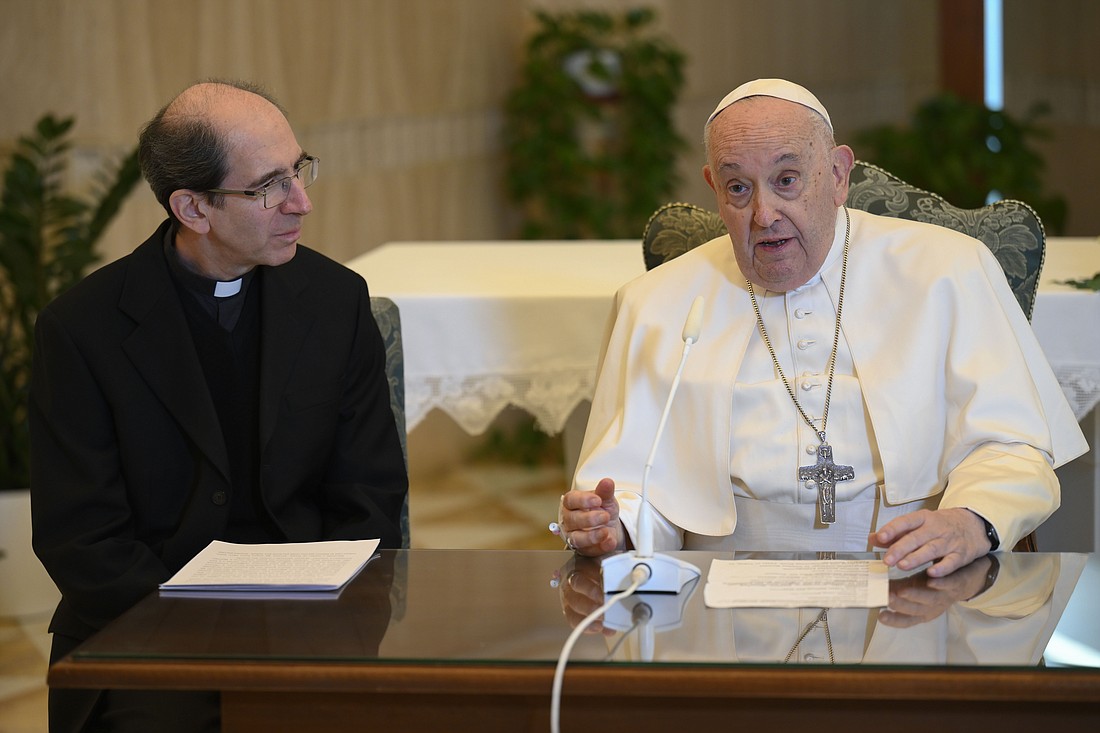 El Papa Francisco, sentado en la capilla de su residencia en el Vaticano, dice a los espectadores en la Plaza de San Pedro y en línea que no puede ir a su ventana con vistas a la plaza para el rezo del Ángelus porque tenía un "problema con la inflamación en mis pulmones". Monseñor Paolo Braida, funcionario de la Secretaría de Estado vaticana, leyó por él el comentario del Papa al Evangelio del domingo. (Foto CNS/Vatican Media)