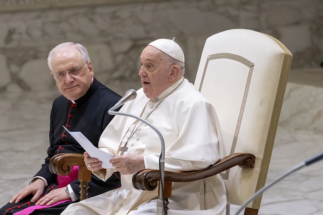 El Papa Francisco, que pidió que un ayudante leyera el texto de su catequesis porque sigue con gripe, tomó el micrófono para animar a la gente a seguir rezando por la paz en Tierra Santa y en Ucrania al final de su audiencia general semanal en el Aula de Audiencias Pablo VI del Vaticano el 29 de noviembre de 2023. (Foto de CNS/Pablo Esparza)