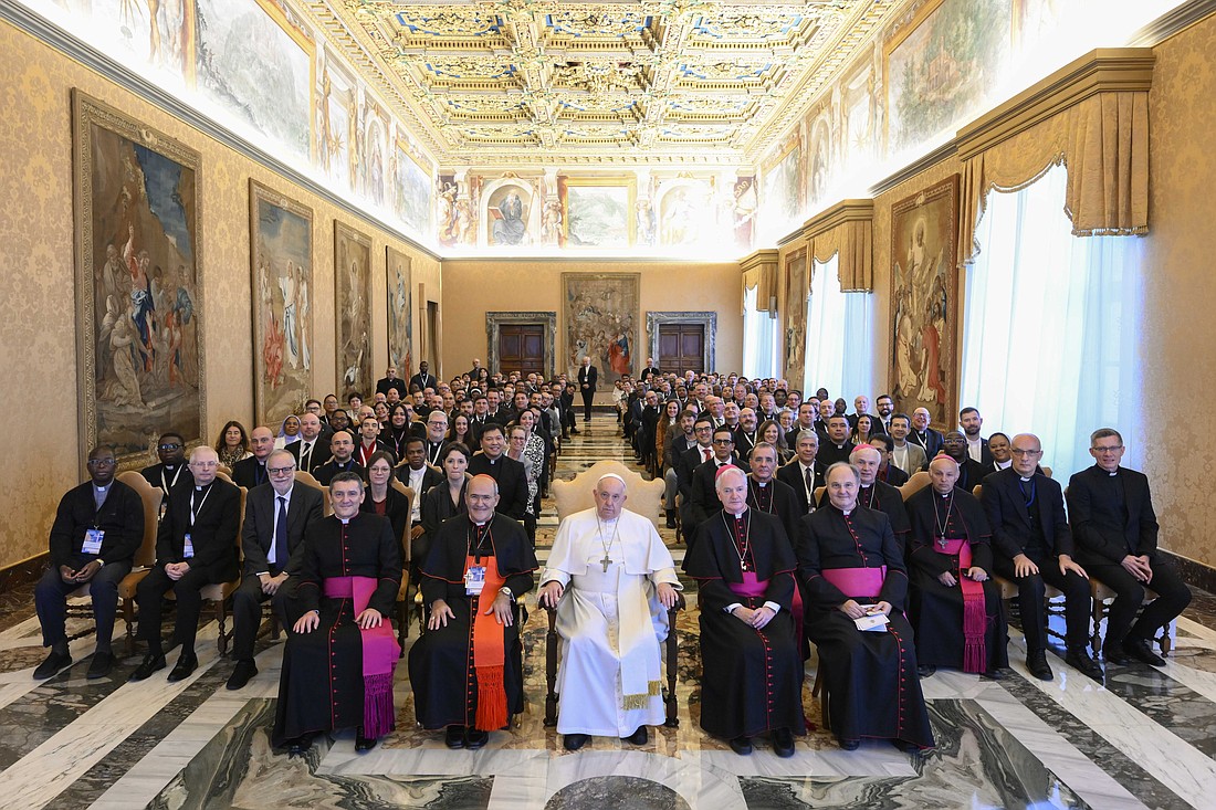 El Papa Francisco posa para una fotografía de grupo en el Palacio Apostólico del Vaticano el 24 de noviembre de 2023, con capellanes universitarios y agentes de pastoral que asistieron a una conferencia patrocinada por el Dicasterio para la Cultura y la Educación. A la derecha del Papa está el cardenal José Tolentino de Mendonça, prefecto del dicasterio, y a su izquierda Mons. Paul Tighe, secretario de la sección de cultura del dicasterio. (Foto de CNS/Vatican Media)