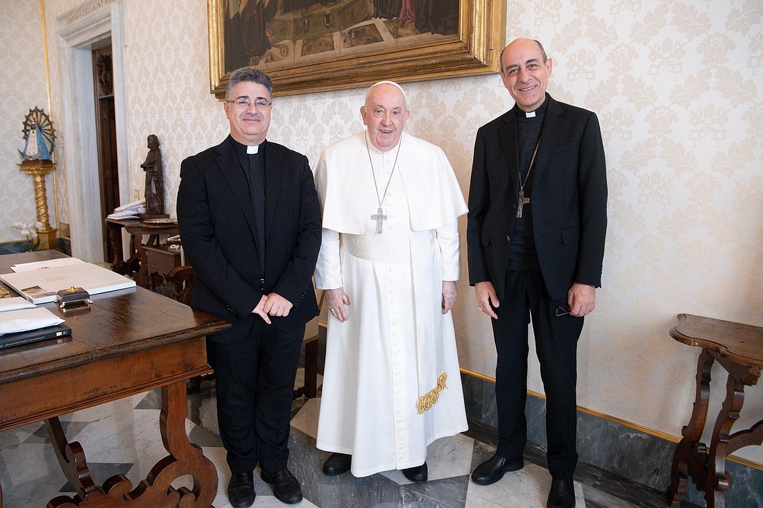 El Papa Francisco posa para una foto con monseñor Armando Matteo, a la izquierda, secretario de la sección doctrinal del Dicasterio para la Doctrina de la Fe, y el cardenal Víctor Manuel Fernández, prefecto del dicasterio, durante una reunión en la biblioteca del Palacio Apostólico en el Vaticano el 18 de diciembre de 2023. (Foto CNS/Vatican Media)