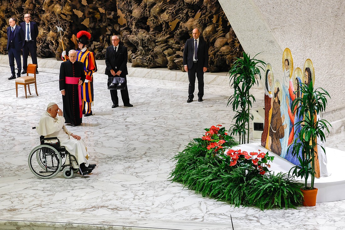 El Papa Francisco reza frente a una escena de la Natividad en la Sala de Audiencias Pablo VI en el Vaticano durante su audiencia general semanal el 20 de diciembre de 2023. (Foto CNS/Lola Gomez)