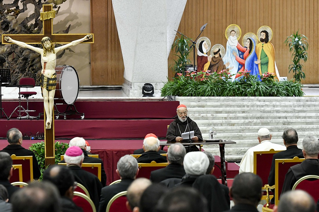 El cardenal Raniero Cantalamessa, predicador de la Casa Pontificia, presenta una meditación de Adviento para el Papa Francisco, funcionarios de la Curia Romana y empleados del Vaticano en el Aula Pablo VI en el Vaticano el 15 de diciembre de 2023. (Foto CNS/Vatican Media)