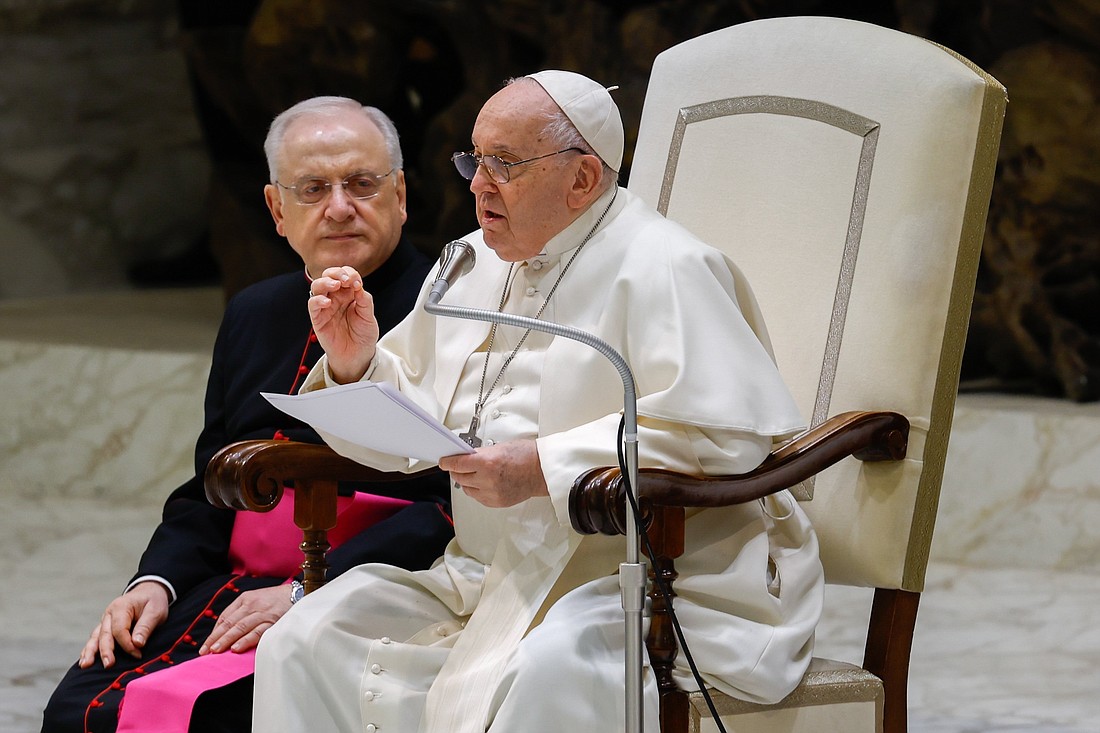 El Papa Francisco habla a los visitantes durante su audiencia general en el Aula de Audiencias Pablo VI en el Vaticano el 27 de diciembre de 2023. (Foto CNS/Lola Gomez)