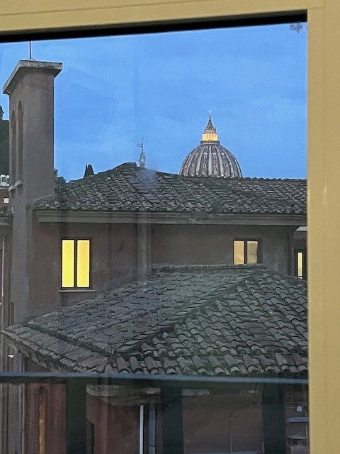 Vista de la cúpula de la Basílica de San Pedro desde la habitación del hospital donde se encuentra el obispo O'Connell en Roma. Foto/staff