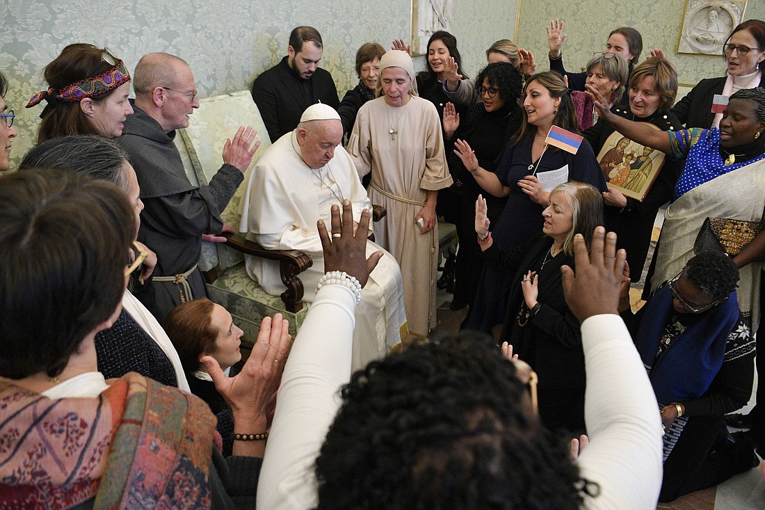 El Papa Francisco se une en oración a una delegación que representa a las "Sentinelles de la Sainte Famille" (Centinelas de la Sagrada Familia), una asociación de mujeres laicas dedicadas a la Sagrada Familia y a la oración, durante una audiencia en el Vaticano el 11 de enero de 2024. (Foto de CNS /Vatican Media)