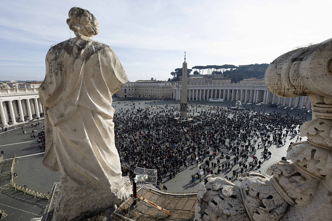 Peregrinos se reúnen en la Plaza de San Pedro en el Vaticano para unirse al Papa Francisco para la recitación de la oración del Ángelus 14 de enero 2024. (Foto de CNS/Vatican Media)