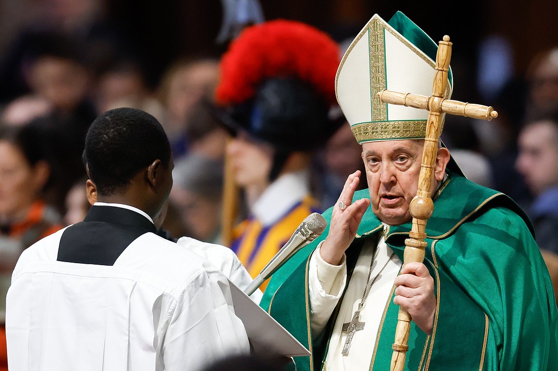 El Papa Francisco da su bendición al final de la Misa del Domingo de la Palabra de Dios en la Basílica de San Pedro en el Vaticano, el 21 de enero de 2024. (Foto de CNS/Lola Gomez)