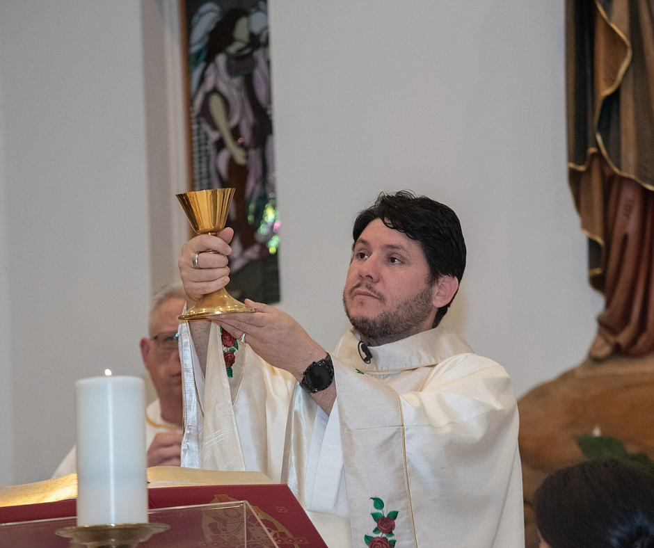 Sacerdote del Verbo Divino, P. Andrino, celebra Misa en la Fiesta de Nuestra Señora de Guadalupe. foto de facebook