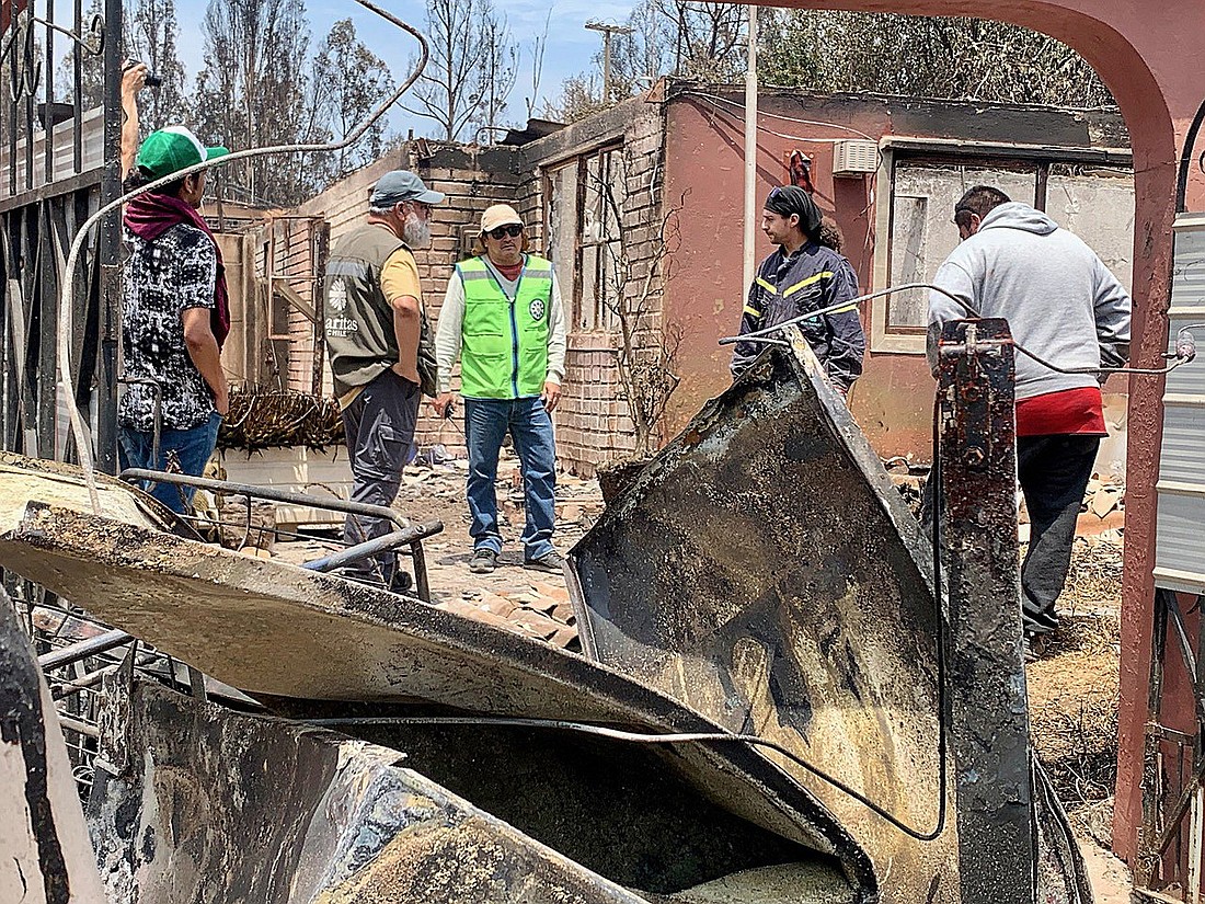 Equipo de Caritas Chile apoya a las personas afectadas por los incendios forestales que azotaron al país en febrero. En esta foto sin fecha, el grupo visitaba Canal Chacao, en Quilpué. Caritas Chile, comenta su director, ha habilitado centros de acopio en las parroquias, clubes deportivos y en juntas de vecinos para permanecer cerca de las comunidades damnificadas. (Foto OSV News/cortesía de Lorenzo Figueroa, Caritas Chile)