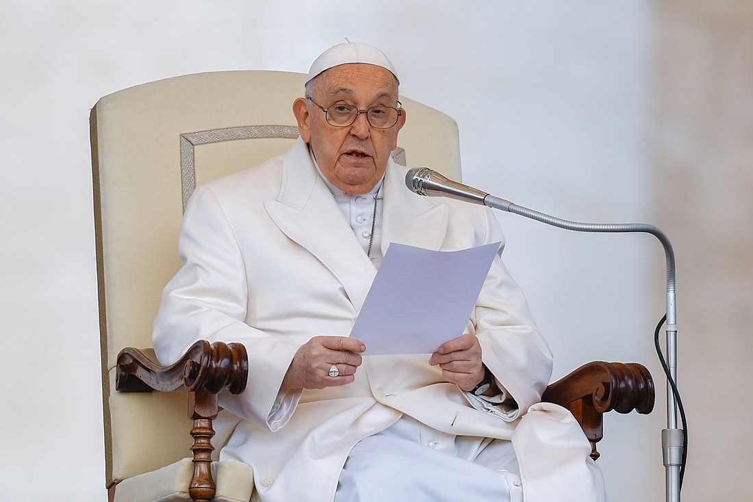 El Papa Francisco hace unas breves declaraciones al final de su audiencia general en la Plaza de San Pedro del Vaticano el 6 de marzo de 2024, después de que un ayudante leyera su texto principal debido a sus persistentes síntomas de resfriado. (Foto CNS/Lola Gomez)