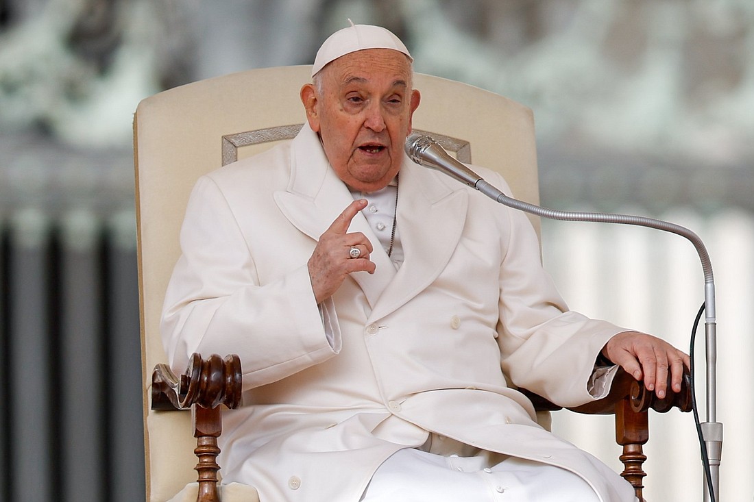 El Papa Francisco le dice a los visitantes en la Plaza de San Pedro que, debido a los persistentes síntomas de resfriado, un ayudante leerá su discurso principal durante su audiencia general semanal en el Vaticano 13 de marzo de 2024. (Foto CNS/Lola Gomez)