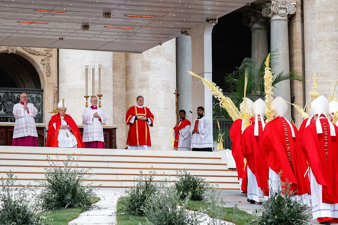Prelados llevan palmas en procesión mientras el Papa Francisco los mira al inicio de la celebración de la Misa del Domingo de Ramos en la Plaza de San Pedro en el Vaticano el 24 de marzo de 2024. (Foto CNS/Lola Gomez)