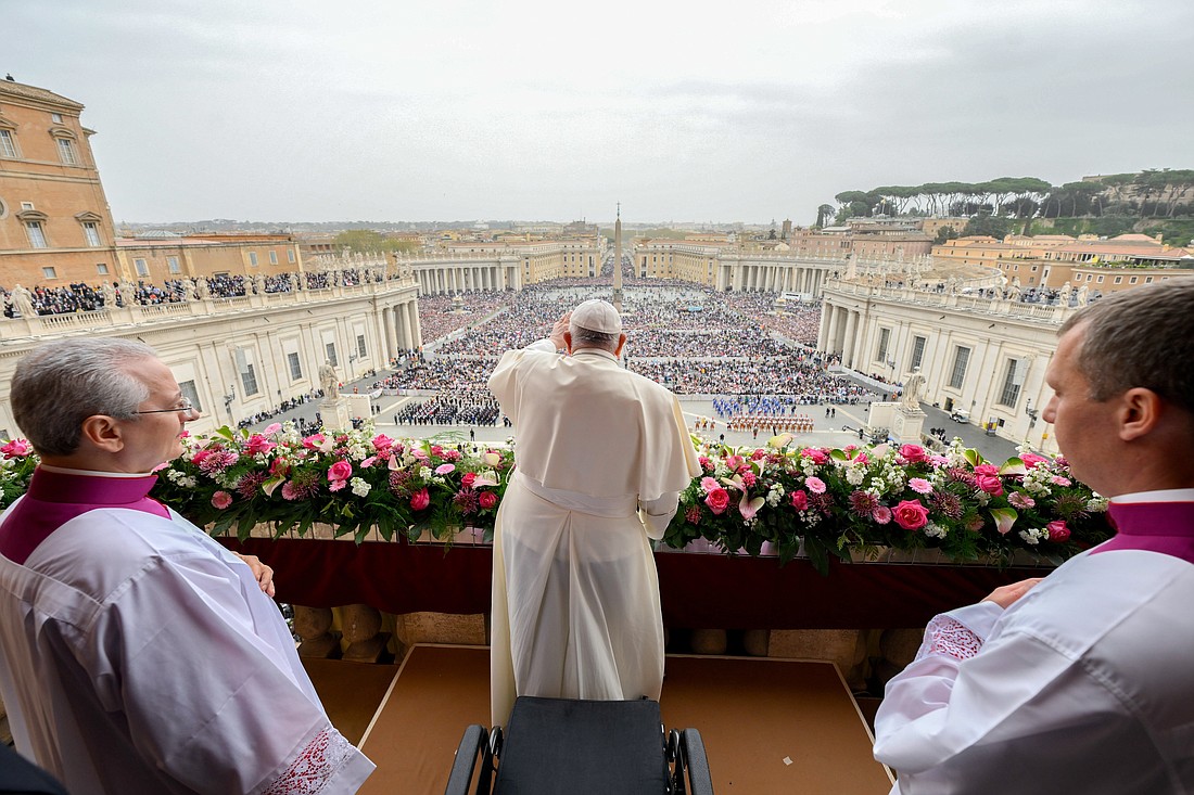 El Papa Francisco saluda a la multitud tras pronunciar su mensaje de Pascua y la bendición "urbi et orbi" (a la ciudad y al mundo) desde el balcón central de la Basílica de San Pedro en el Vaticano el 31 de marzo de 2024. (Foto CNS /Vatican Media)