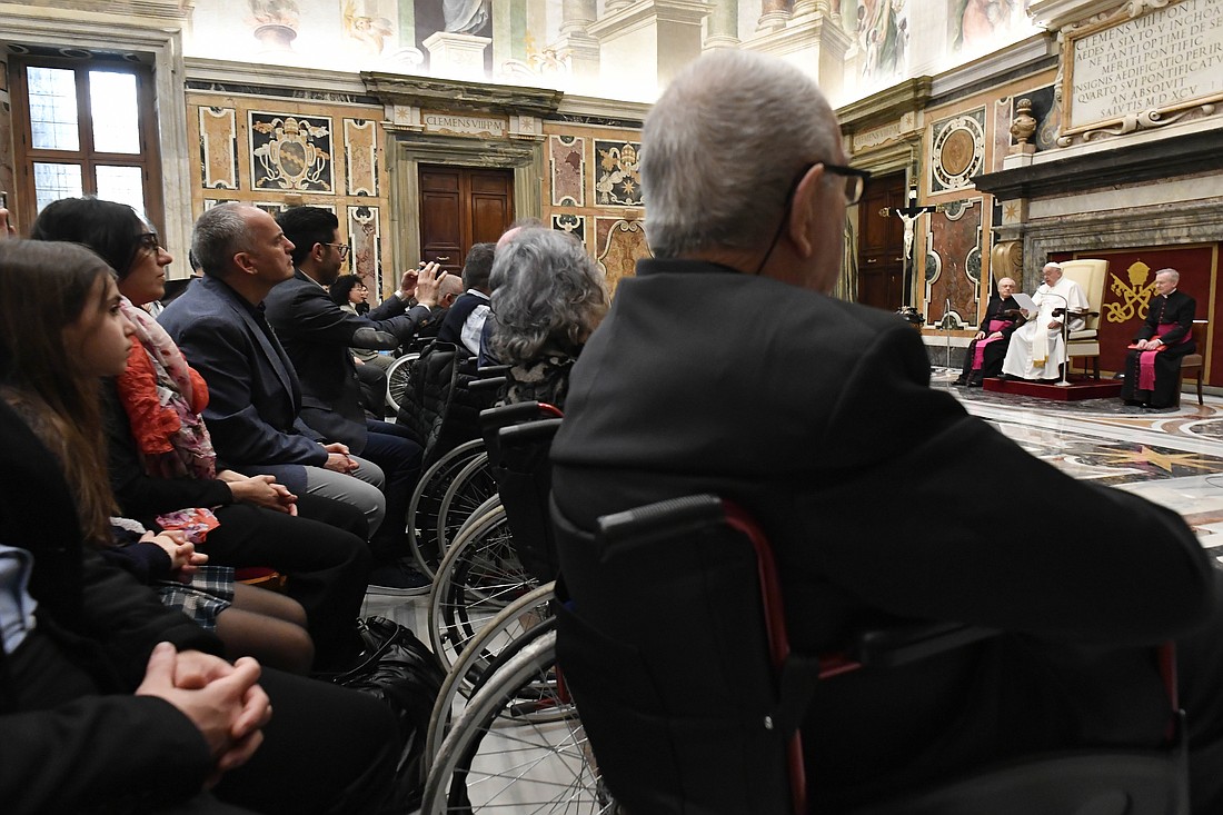 El Papa Francisco habla con personas vinculadas a la fundación Santa Ángela Merici de Siracusa, Italia, durante una audiencia en el Palacio Apostólico del Vaticano el 6 de abril de 2024. (Foto CNS/Vatican Media)