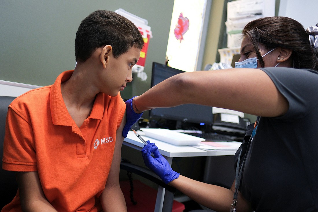 Una enfermera diplomada, Kayla Feliciano inyecta una dosis de la vacuna contra el dengue Dengvaxia a Alberto Luis Núñez, de 12 años, tras un pico de casos de dengue en San Juan, Puerto Rico, 27 de marzo de 2024. (Foto de OSV News/Ricardo Arduengo, Reuters)