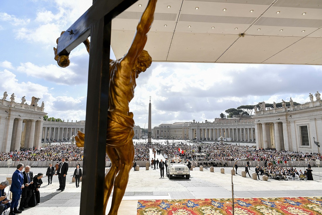 Un crucifijo se ve en un escenario en la Plaza de San Pedro antes de la audiencia general del Papa Francisco en el Vaticano 22 de mayo 2024. (Foto CNS/Vatican Media)