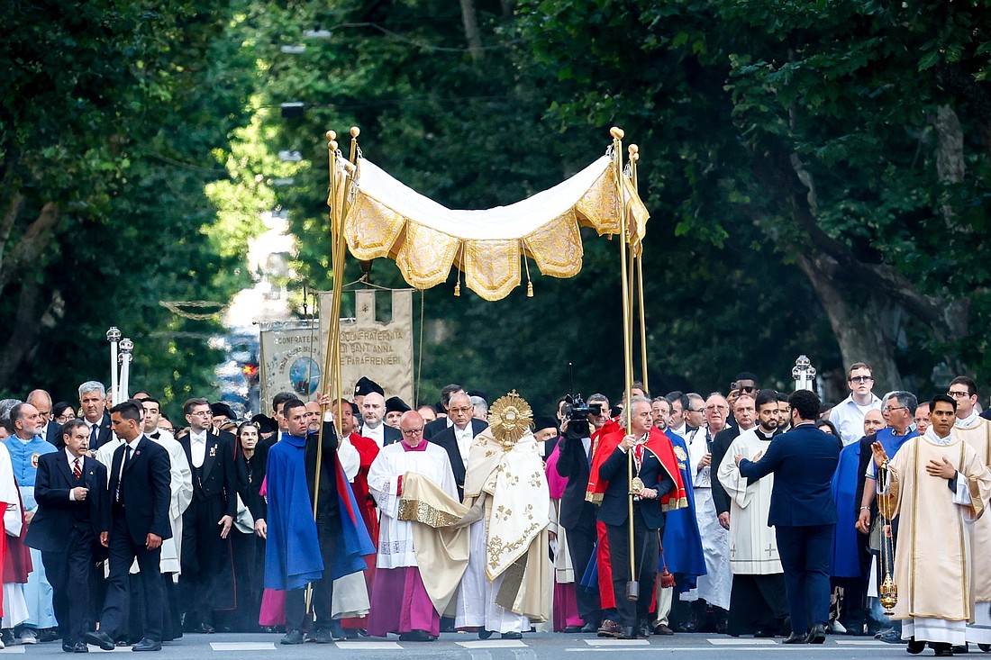 El obispo auxiliar de Roma Baldo Reina lleva la Eucaristía bajo palio durante una procesión del Corpus Christi procesión a la Basílica de Santa María la Mayor tras la misa del Papa Francisco en la Basílica de San Juan de Letrán, Roma, el 2 de junio de 2024. (Foto CNS/Lola Gomez)