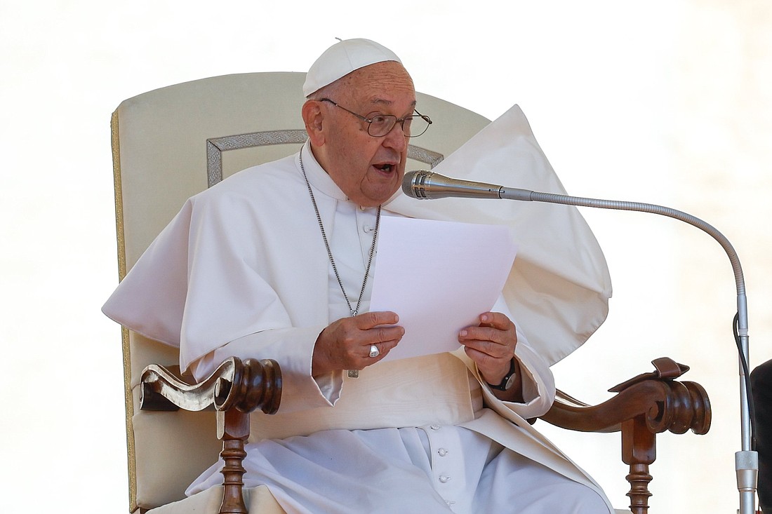 El Papa Francisco habla a los visitantes en la Plaza de San Pedro durante su audiencia general en el Vaticano el 12 de junio de 2024. (Foto CNS/Lola Gomez)