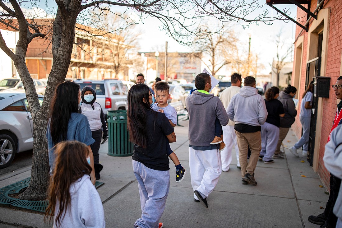 Una familia de migrantes es dejada por un contratista de transporte de la Oficina de Aduanas y Protección Fronteriza de Estados Unidos en un refugio administrado por Annunciation House en el centro de El Paso, Texas, 13 de diciembre de 2022. (Foto OSV News/Ivan Pierre Aguirre, Reuters)