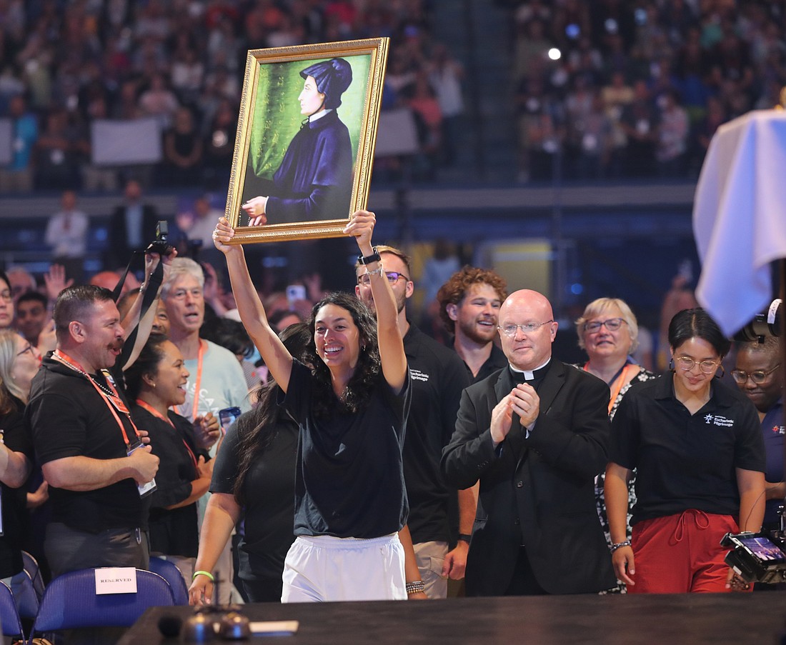 La peregrina perpetua Natalie Garza con la Ruta Seton de la Peregrinación Eucarística Nacional procesa con un retrato de Santa Elizabeth Ann Seton durante la noche de avivamiento de apertura el 17 de julio de 2024, del Congreso Eucarístico Nacional en el Lucas Oil Stadium en Indianápolis. (Foto OSV News/Bob Roller)