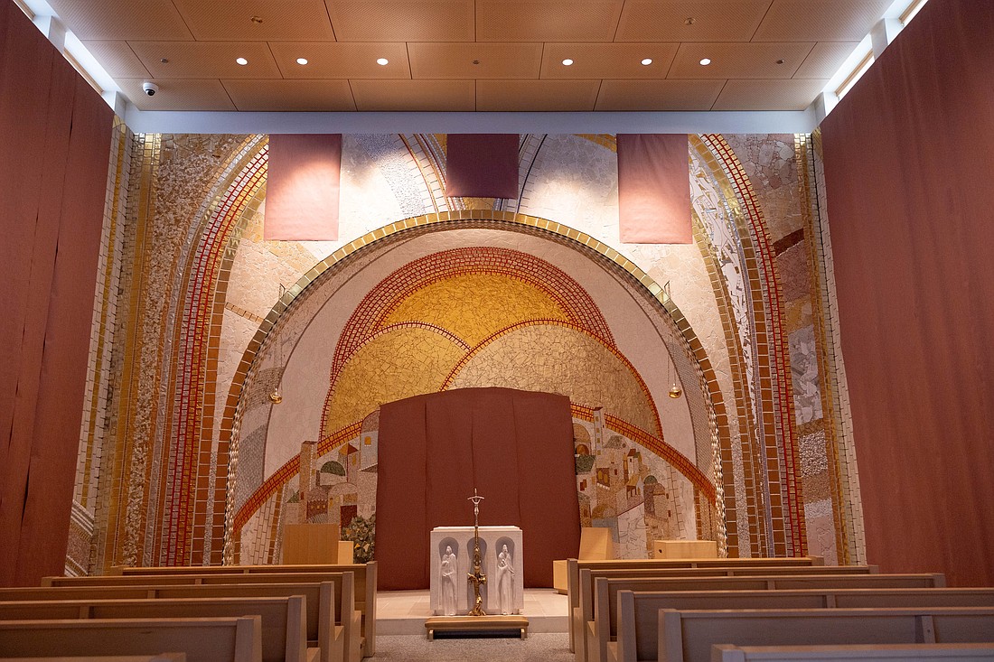 Los mosaicos del padre Marko Rupnik fueron cubiertos con papel el 23 de julio de 2024, en la Capilla de los Misterios Luminosos del Santuario Nacional de San Juan Pablo II en Washington. (Foto OSV News/Mihoko Owada)