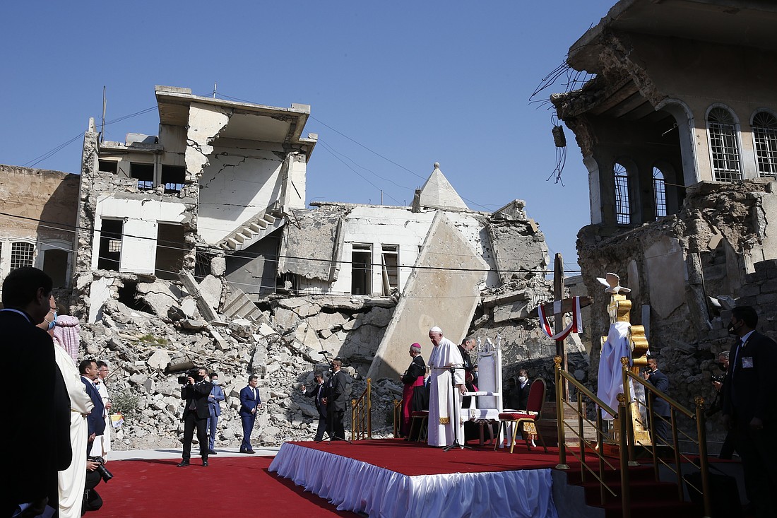 El Papa Francisco participa en una oración conmemorativa el 7 de marzo de 2021 en Hosh al-Bieaa, la plaza de la iglesia, en Mosul, Irak, por las víctimas de la guerra del ISIS. Iglesias católicas siríacas, ortodoxas armenias, ortodoxas siríacas y católicas caldeas fueron destruidas en la guerra entre 2014 y 2017. (Foto CNS/Paul Haring)