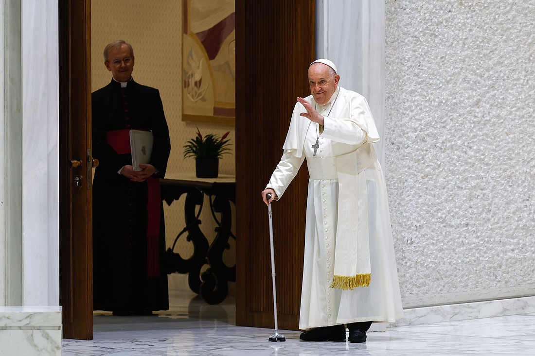 El Papa Francisco, caminando con un bastón, saluda a los visitantes a su llegada a la Sala de Audiencias Pablo VI en el Vaticano para su audiencia general semanal el 21 de agosto de 2024. (Foto CNS/Lola Gomez)