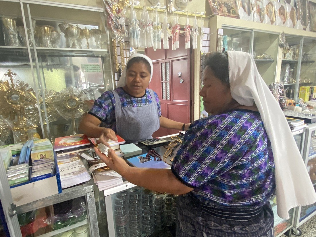 La hermana Juana Tomás Pérez le muestra a la hermana Marta Yach Cosme un ungüento elaborado con ingredientes naturales en una tienda administrada por las Hermanas Misioneras de la Eucaristía en San Andrés Semetabaj, Guatemala, el 2 de agosto de 2019. 22 de octubre de 2023. Algunas hermanas han estudiado los beneficios medicinales de las plantas y han aprendido sobre los masajes como tratamientos alternativos, lo que les ayuda a atender a los pueblos indígenas de la región donde puede que no haya médicos. (Foto de OSV News/Rhina Guidos, Informe Global Sisters)