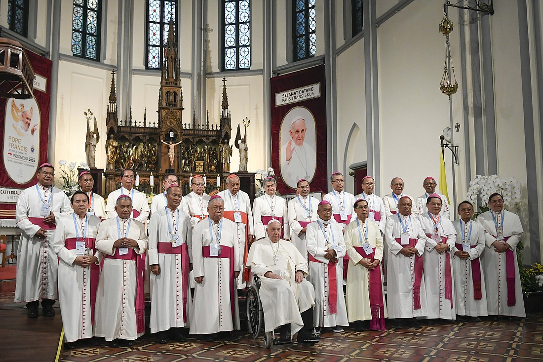 El Papa Francisco posa para una foto con obispos después de una reunión con obispos, sacerdotes, diáconos, religiosos, seminaristas y agentes de pastoral en la Catedral de Nuestra Señora de la Asunción en Yakarta, Indonesia, 4 de septiembre de 2024. (Foto CNS/Vatican Media)