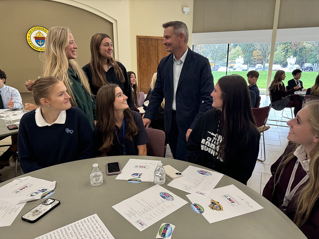 Keynote speaker Mike Sielski, sports columnist for The Philadelphia Inquirer, chats with students during a break. Marianne Hartman photo