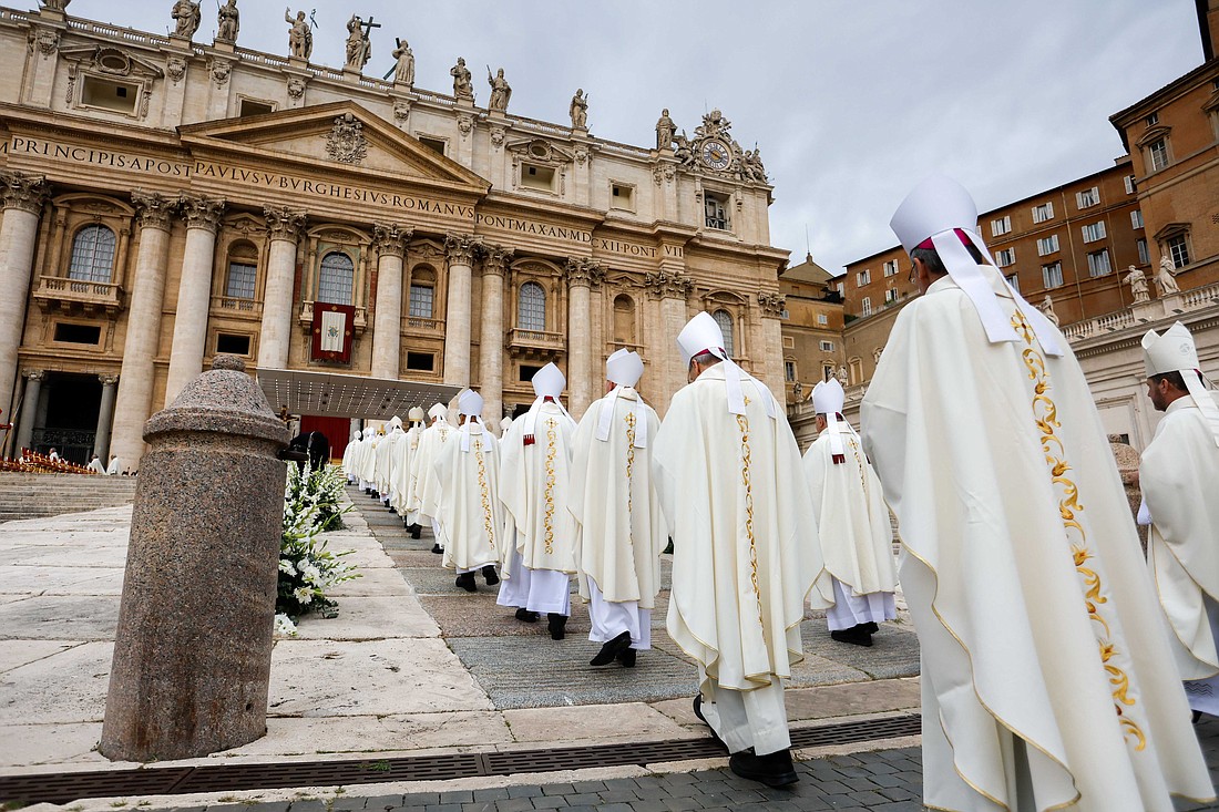 Obispos procesan hacia el altar en la Plaza de San Pedro durante la Misa con el Papa Francisco para la apertura del Sínodo de los Obispos sobre la sinodalidad en el Vaticano el 2 de octubre de 2024. (Foto CNS/Lola Gomez)