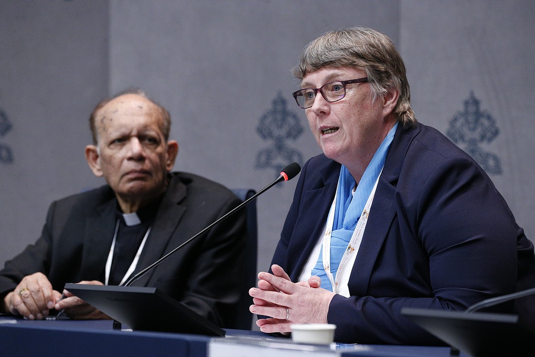 La hermana Mary Teresa Barron, miembro de la Congregación de las Hermanas de Nuestra Señora de los Apóstoles, habla durante una rueda de prensa sobre el Sínodo de los Obispos sobre la sinodalidad en el Vaticano el 7 de octubre de 2024. (Foto CNS/Justin McLellan)