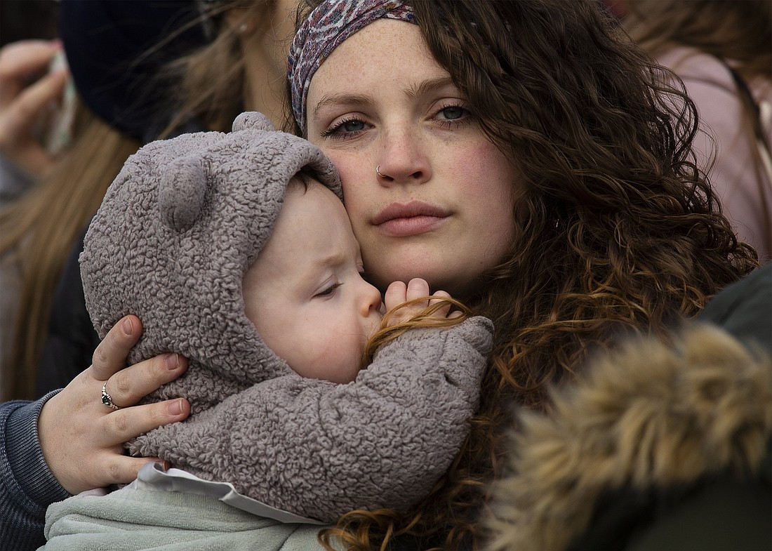 Una mujer joven es vista con su hijo durante la manifestación anual de la Marcha por la Vida en Washington el 24 de enero de 2020. La Novena anual del Mes del Respeto por la Vida de la Conferencia de Obispos Católicos de EE.UU. tendrá lugar del 22 al 30 de octubre de 2024. La novena comienza con un llamamiento a la protección y el cuidado de la vida humana desde la concepción hasta la muerte natural, y termina con una súplica para que "todos los católicos ayuden a edificar una cultura que valore a cada persona como un don precioso de Dios". (Foto OSV News/Tyler Orsburn)