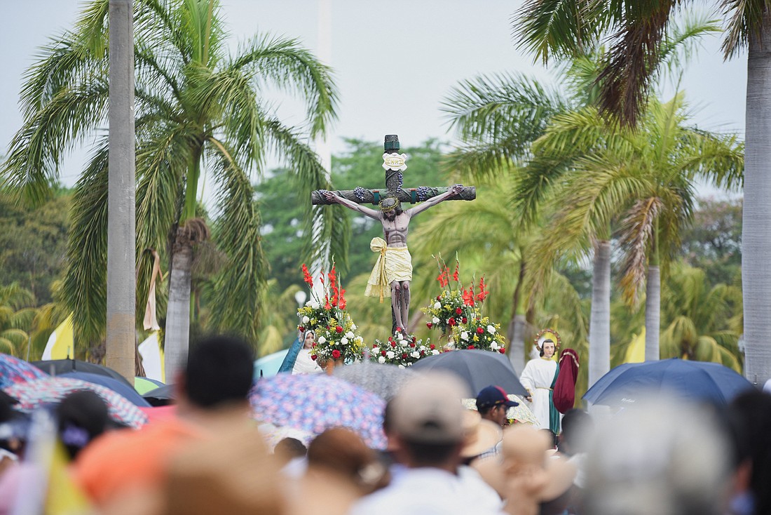 La gente alza un crucifijo durante la procesión del Viernes Santo en los patios de la Catedral Metropolitana, en Managua, Nicaragua 29 de marzo 2024. (Foto OSV News/Maynor Valenzuela, Reuters)