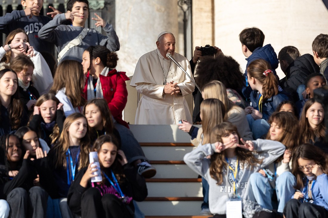 El Papa Francisco sonríe entre un grupo de niños reunidos en el escenario de la Plaza de San Pedro durante su audiencia general semanal en el Vaticano el 27 de noviembre de 2024. (Foto CNS/Lola Gomez)