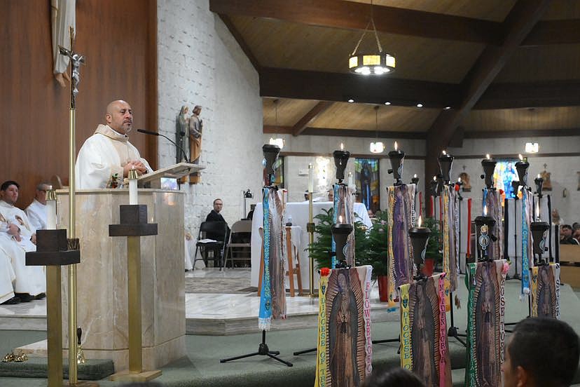 El Padre René Pulgarín predica su homilía durante la Misa celebrada en la Capilla de la Sagrada Familia. Foto de Mike Ehrmann