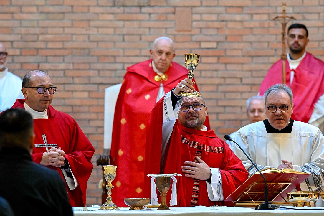 El Papa Francisco preside la Misa con los reclusos, el personal de la prisión y los funcionarios del gobierno italiano en la iglesia del Padre Nuestro en la cárcel de Rebibbia en Roma el 26 de diciembre de 2024, después de la apertura de la Puerta Santa de la iglesia. El celebrante principal en el altar es el obispo auxiliar de Roma Benoni Ambarus, director de la pastoral penitenciaria diocesana. (Foto CNS/Vatican Media)