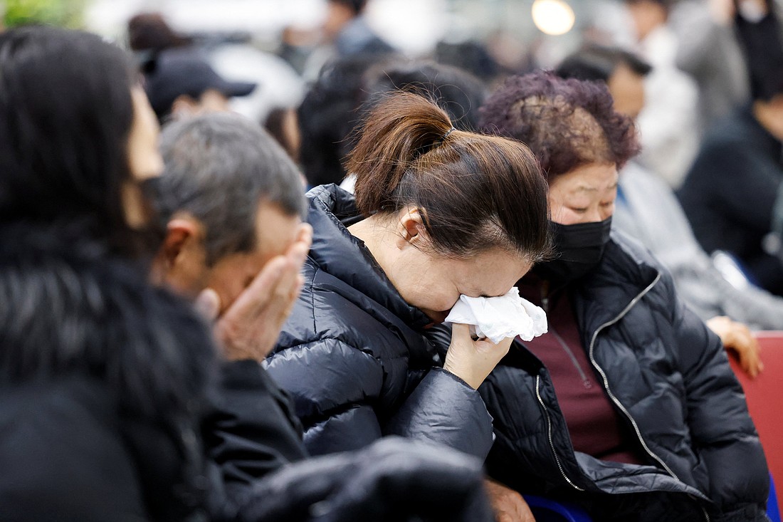 Familiares de los pasajeros del avión que se estrelló tras salirse de la pista, reaccionan en el Aeropuerto Internacional de Muan, Corea del Sur, el 29 de diciembre de 2024. Tras su Ángelus del 29 de diciembre, el Papa Francisco rezó por los fallecidos y sus familias. (Foto OSV News/Kim Soo-hyeon, Reuters)