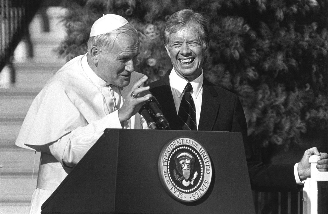 San Juan Pablo II interviene en una rueda de prensa con el Presidente Jimmy Carter en la Rosaleda de la Casa Blanca el 6 de octubre de 1979. Carter murió el 29 de diciembre de 2024, a los 100 años, en su casa de Plains, Georgia. (OSV News photo/CNS file, Chris Sheridan).