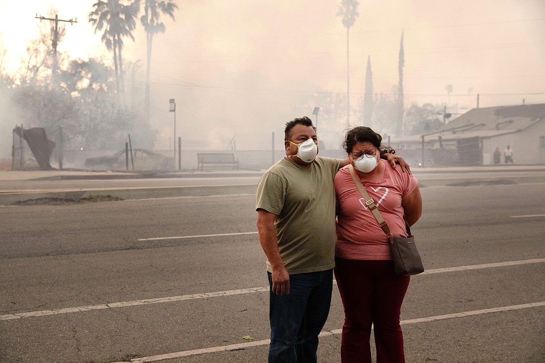 Caroline Ramirez reacciona mientras observa su casa afectada por el incendio Eaton en Altadena, California, el 8 de enero de 2025. Los bomberos lucharon a primera hora del 9 de enero para controlar una serie de grandes incendios en la zona de Los Ángeles que han dejado cinco muertos, han arrasado comunidades desde la costa del Pacífico hasta Pasadena y han hecho que miles de personas huyan frenéticamente de sus hogares. ( Foto OSV News/Zaydee Sanchez, Reuters)