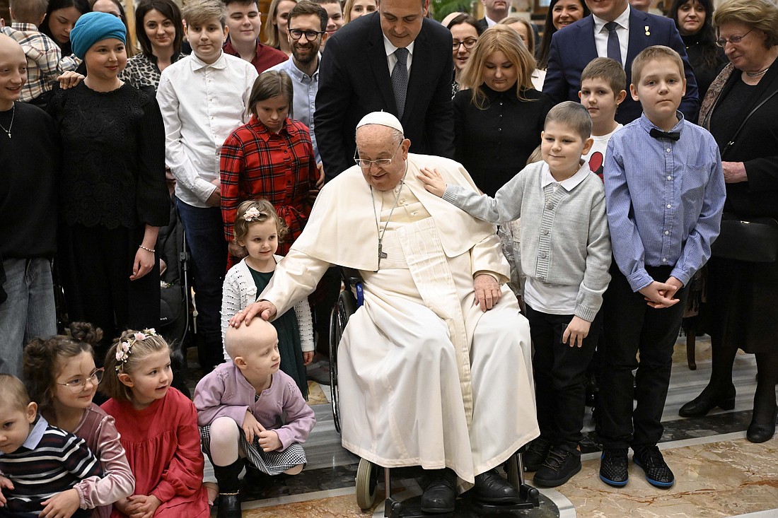 El Papa Francisco, durante una audiencia en el Vaticano el 10 de enero de 2025, con niños y jóvenes que reciben atención en una clínica oncológica-hematológica en Polonia, sus familias, el personal médico y los organizadores de la peregrinación del grupo a Roma desde Wroclaw. (Foto CNS/Vatican Media)