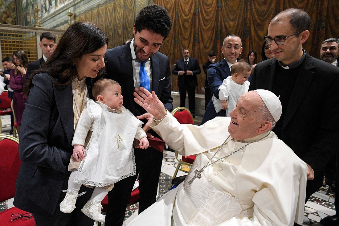 El Papa Francisco saluda a un bebé después de bautizarlo durante la Misa en la Capilla Sixtina del Vaticano el 12 de enero de 2025, fiesta del Bautismo del Señor. (Foto CNS/Vatican Media)